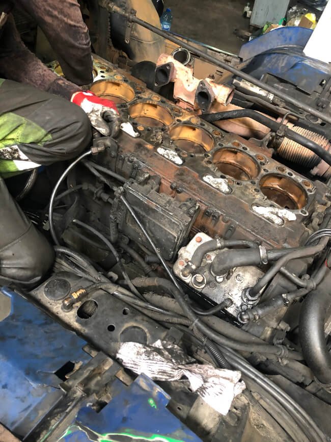 demontaż cylindrów w samochodzie ciężarowym