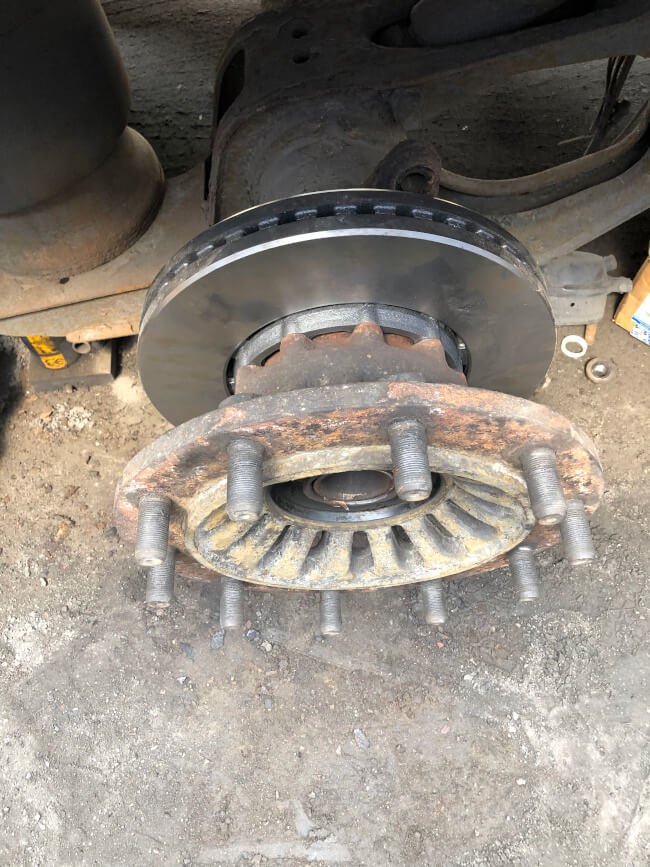 założenie nowej tarczy hamulcowej w aucie ciężarowym